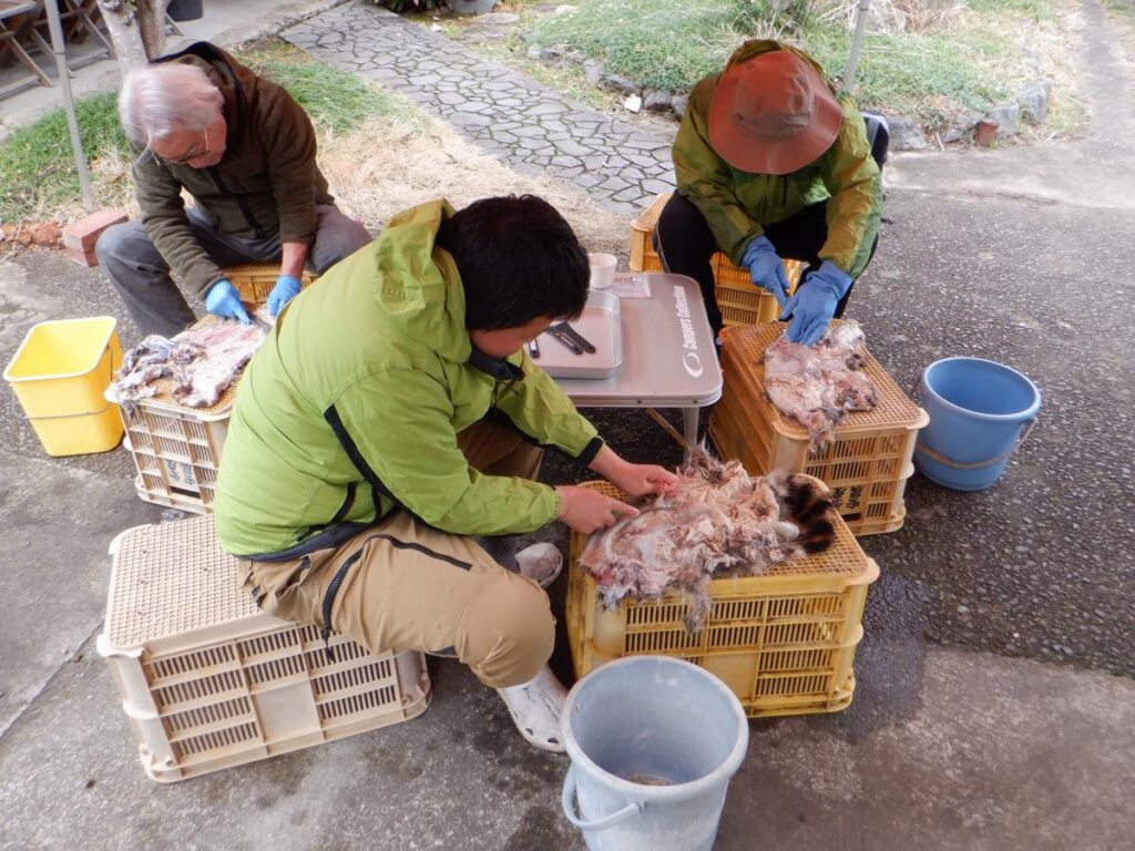 ①皮についた肉を取り除く